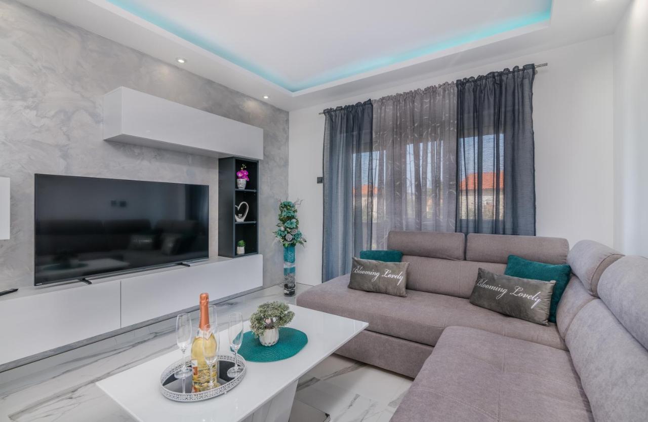 Luxury Lure * Krk Town
